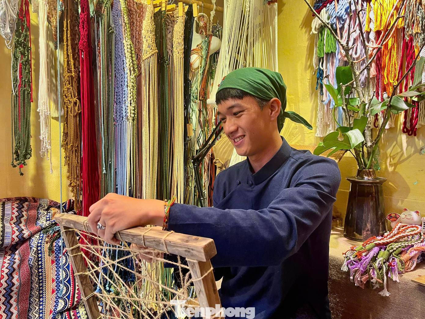 Lê Kim - Kim Macrame, 28 tuổi, ở đường Nguyễn Thái Học, TP. Hội An, đã làm nghề được 6 năm. Ảnh: Ngọc Thắm Lê Kim - Kim Macrame, 28 tuổi, ở đường Nguyễn Thái Học, TP. Hội An, đã làm nghề được 6 năm. Ảnh: Ngọc Thắm