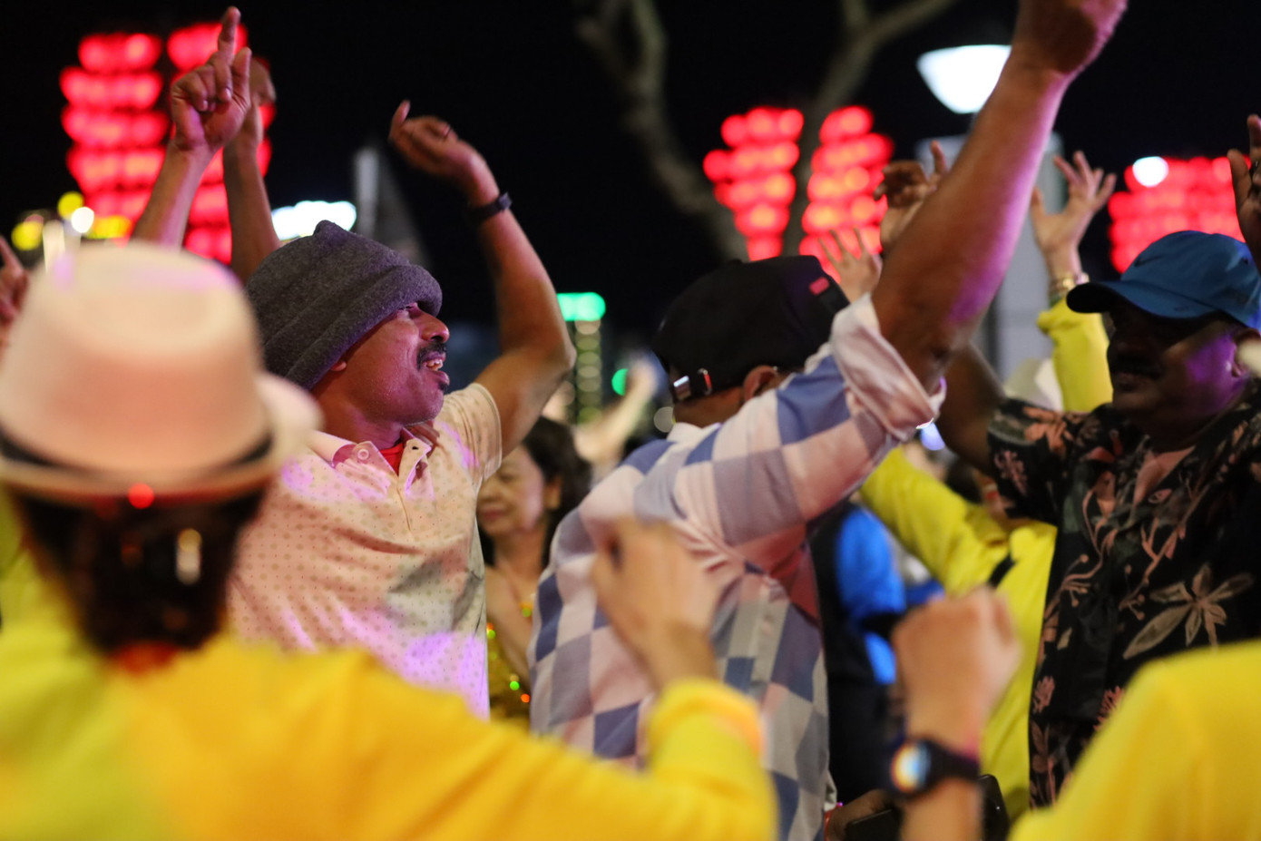 Người xem cũng hòa mình vào những điệu nhảy sôi động. Ảnh: Trúc Linh. Người xem cũng hòa mình vào những điệu nhảy sôi động. Ảnh: Trúc Linh.