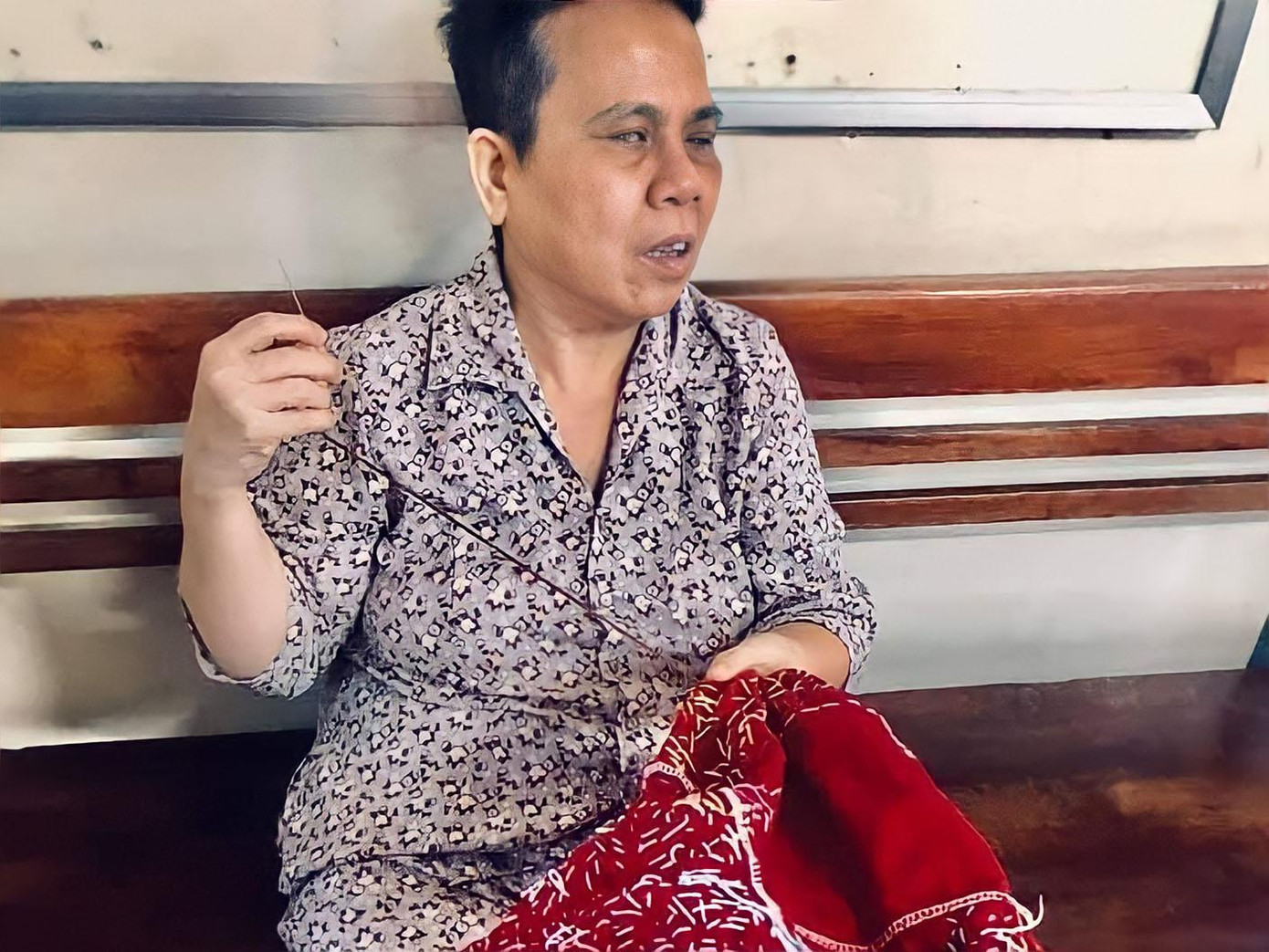 Bà Hải – một trong những người bị khiếm thị sống tại Trung tâm Bảo trợ xã hội Quảng Nam đang thoải mái sáng tạo tác phẩm “Thêu vá” theo cách của mình - ảnh NVCC Bà Hải – một trong những người bị khiếm thị sống tại Trung tâm Bảo trợ xã hội Quảng Nam đang thoải mái sáng tạo tác phẩm “Thêu vá” theo cách của mình - ảnh NVCC