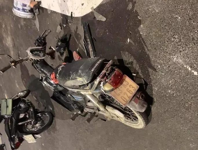 Chiếc xe bị hư hỏng nặng sau cú đâm vào lan can - Ảnh