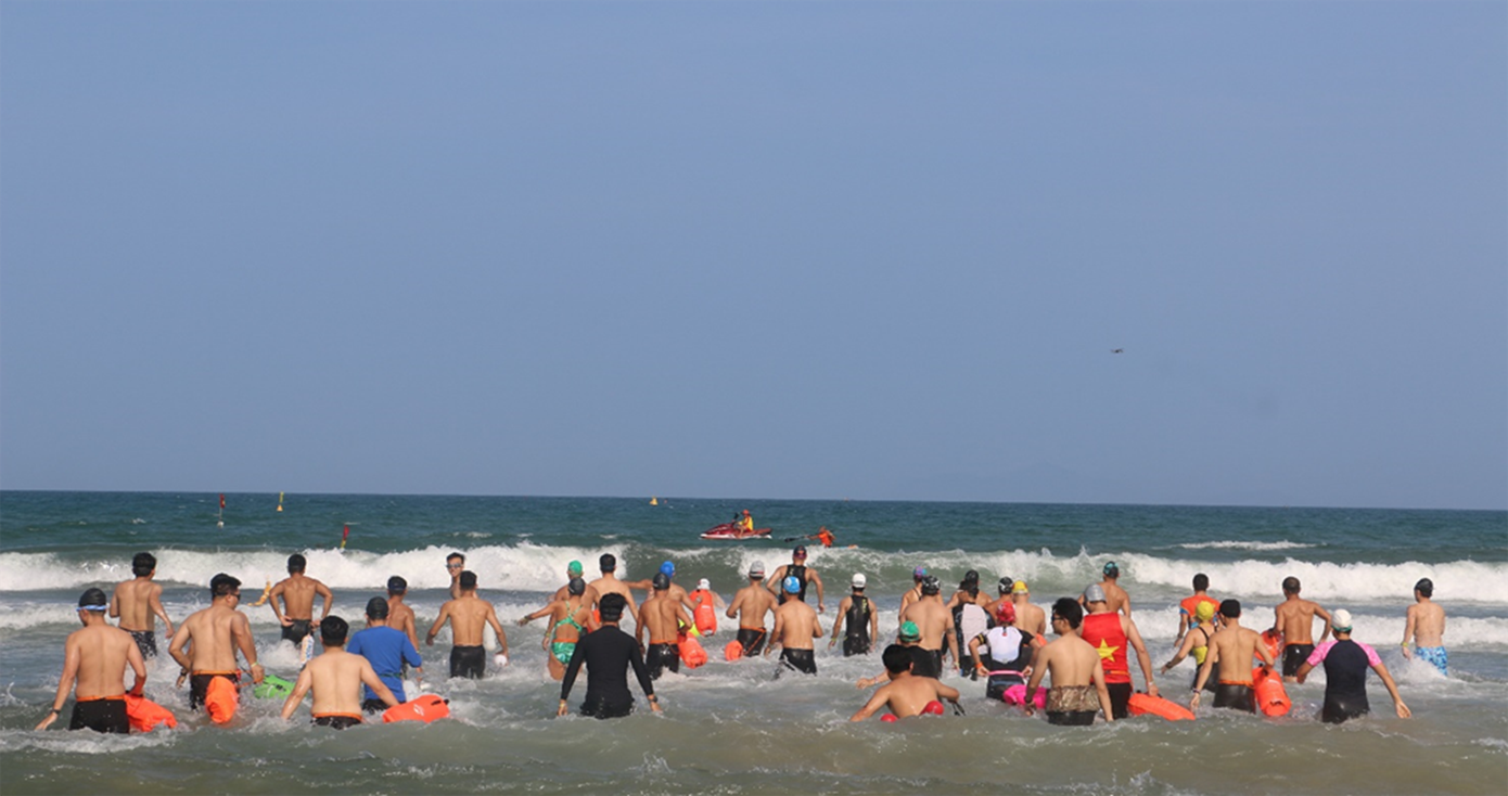 Phần thi bơi lội với chủ đề “Người yêu biển” với cự ly 1 km và 2 km dành cho cả nam và nữ. (Ảnh: Ny-Nhi)