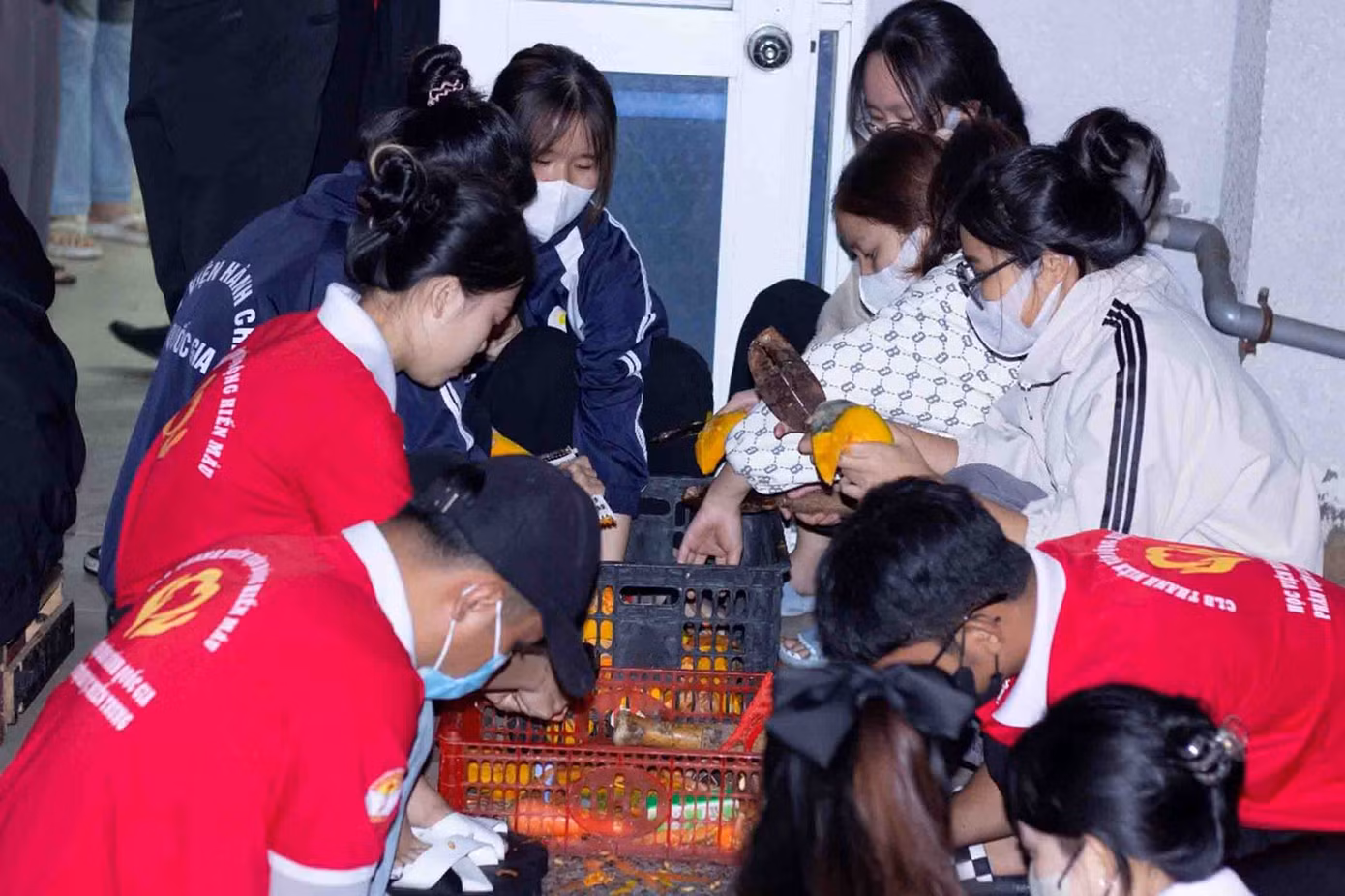 Mỗi dịp như vậy, từ 4 giờ sáng trong căn bếp khoảng 40m2 của bệnh viện, hơn 40 bạn trẻ cùng nhân viên nhà bếp tất bật chuẩn bị nguyên liệu, người thái bí, người nhặt rau... để kịp thời đưa đến cho bệnh nhân những bát cháo ngon nhất.