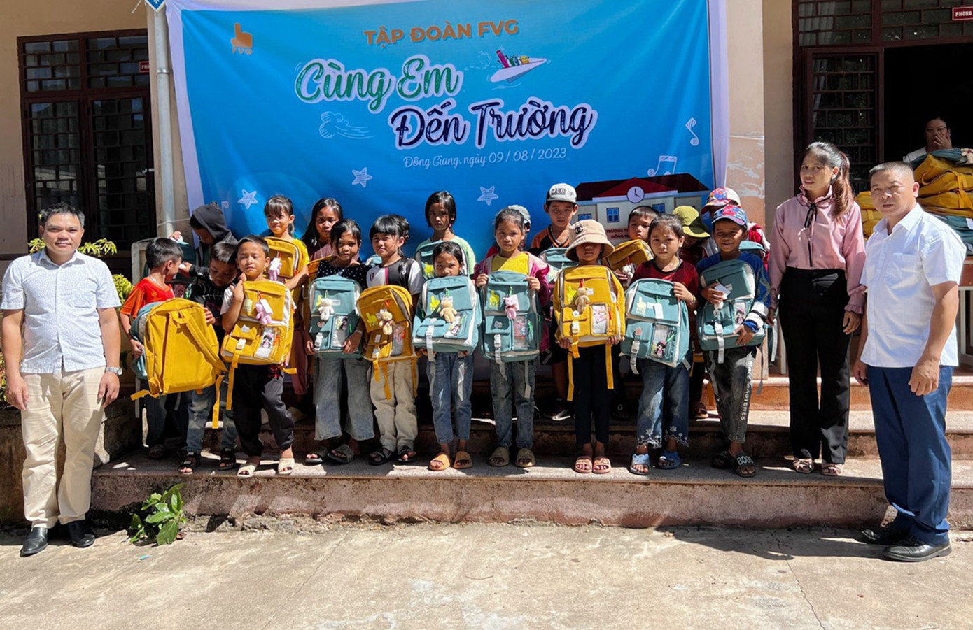 FVG trao quà tại trường Mầm non Hướng Dương (xã Mà Cooih), và trường Tiểu học - THCS Phan Bội Châu (xã Kà Dăng, huyện Đông Giang, Quảng Nam) FVG trao quà tại trường Mầm non Hướng Dương (xã Mà Cooih), và trường Tiểu học - THCS Phan Bội Châu (xã Kà Dăng, huyện Đông Giang, Quảng Nam)