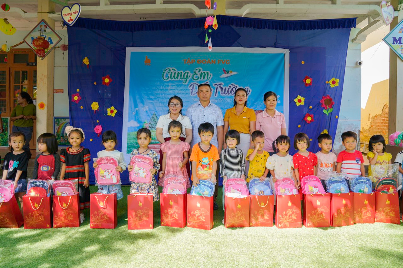 FVG trao quà tại trường Mầm non Hướng Dương (xã Mà Cooih), và trường Tiểu học - THCS Phan Bội Châu (xã Kà Dăng, huyện Đông Giang, Quảng Nam) FVG trao quà tại trường Mầm non Hướng Dương (xã Mà Cooih), và trường Tiểu học - THCS Phan Bội Châu (xã Kà Dăng, huyện Đông Giang, Quảng Nam)