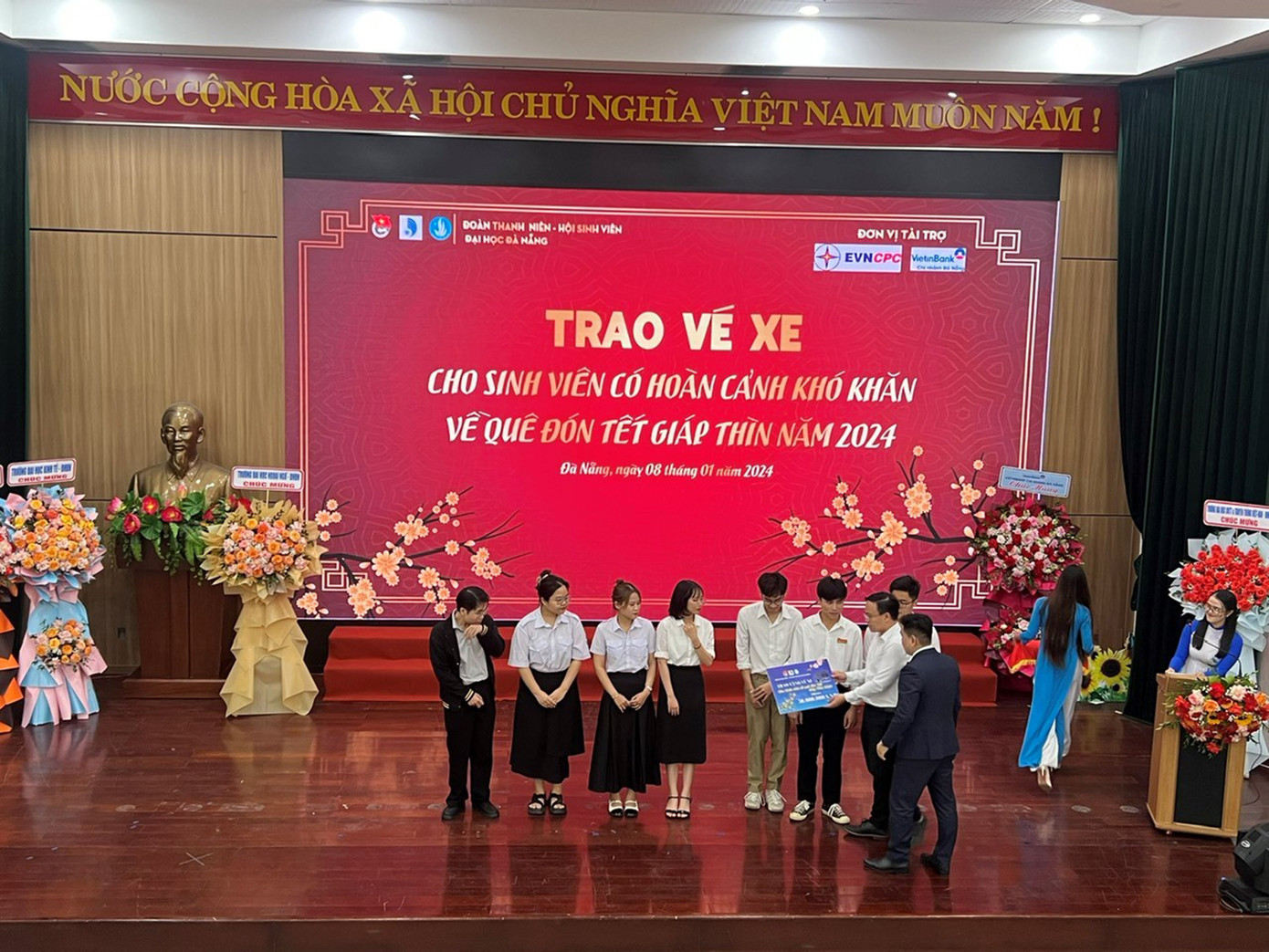 Sinh viên có hoàn cảnh khó khăn được trao vé xe về quê ăn Tết. Ảnh: Tú Quyên