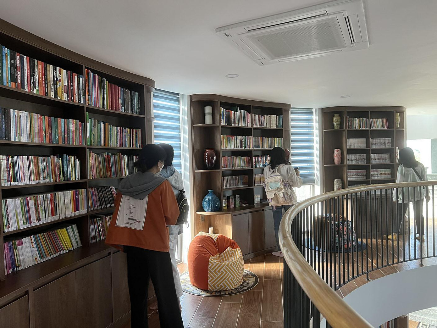 Các bạn trẻ thường xuyên đến đây tìm tài liệu, đọc sách - Ảnh: Bảo Quyên.