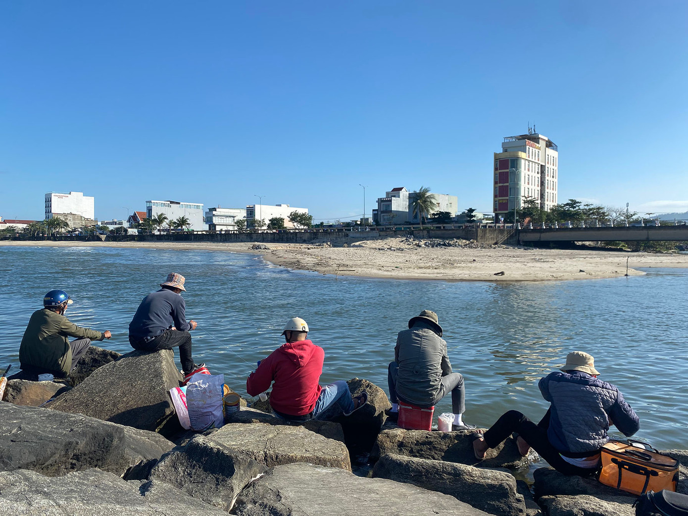 Ngoài ra, bờ kè trên đường biển Nguyễn Tất Thành (gần cầu Phú Lộc) cũng là một địa điểm hấp dẫn người câu cũng như người đến xem. Ảnh: Phượng Nhung