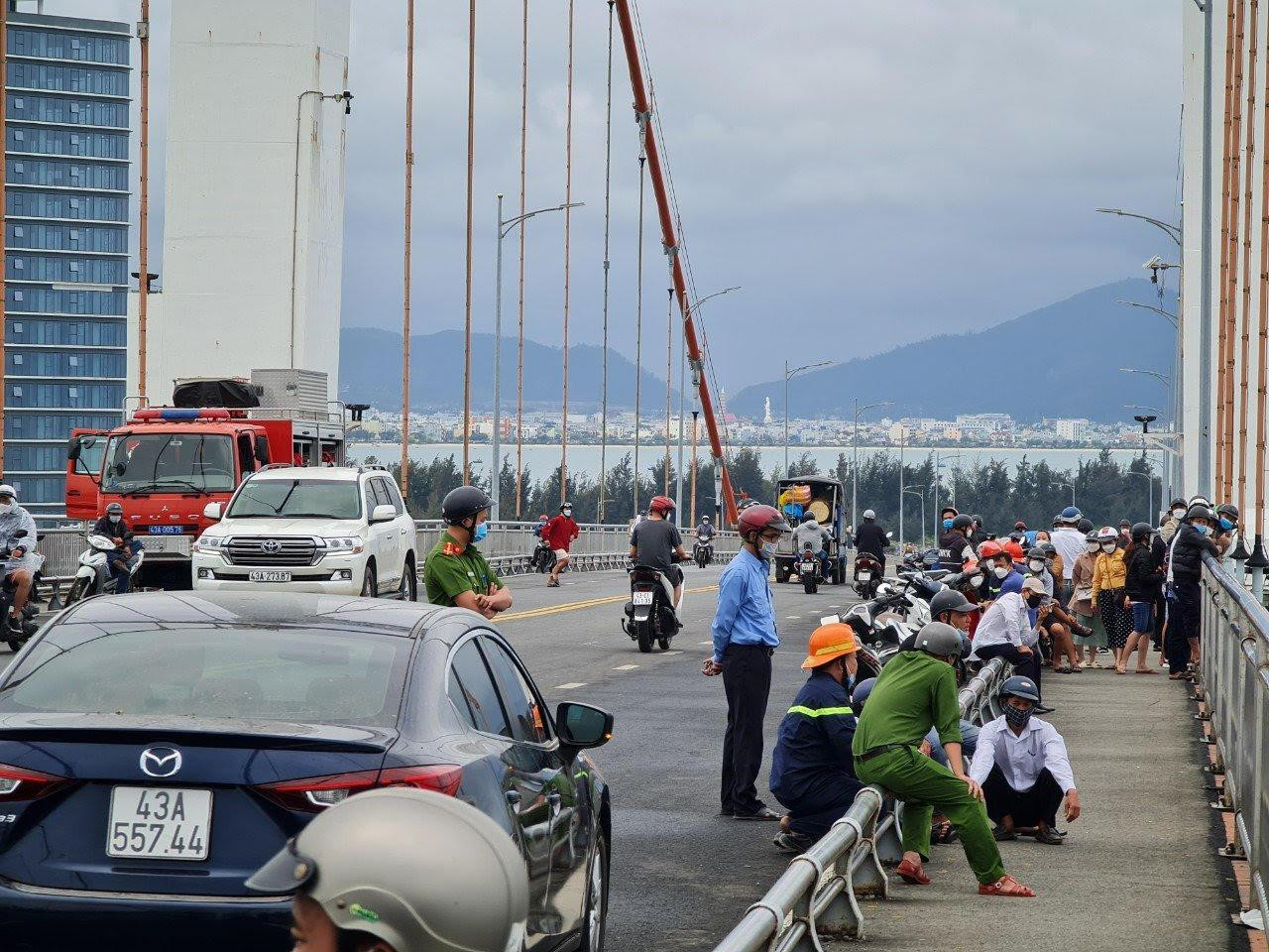 Người dân tập trung trên cầu theo dõi vụ việc Người dân tập trung trên cầu theo dõi vụ việc