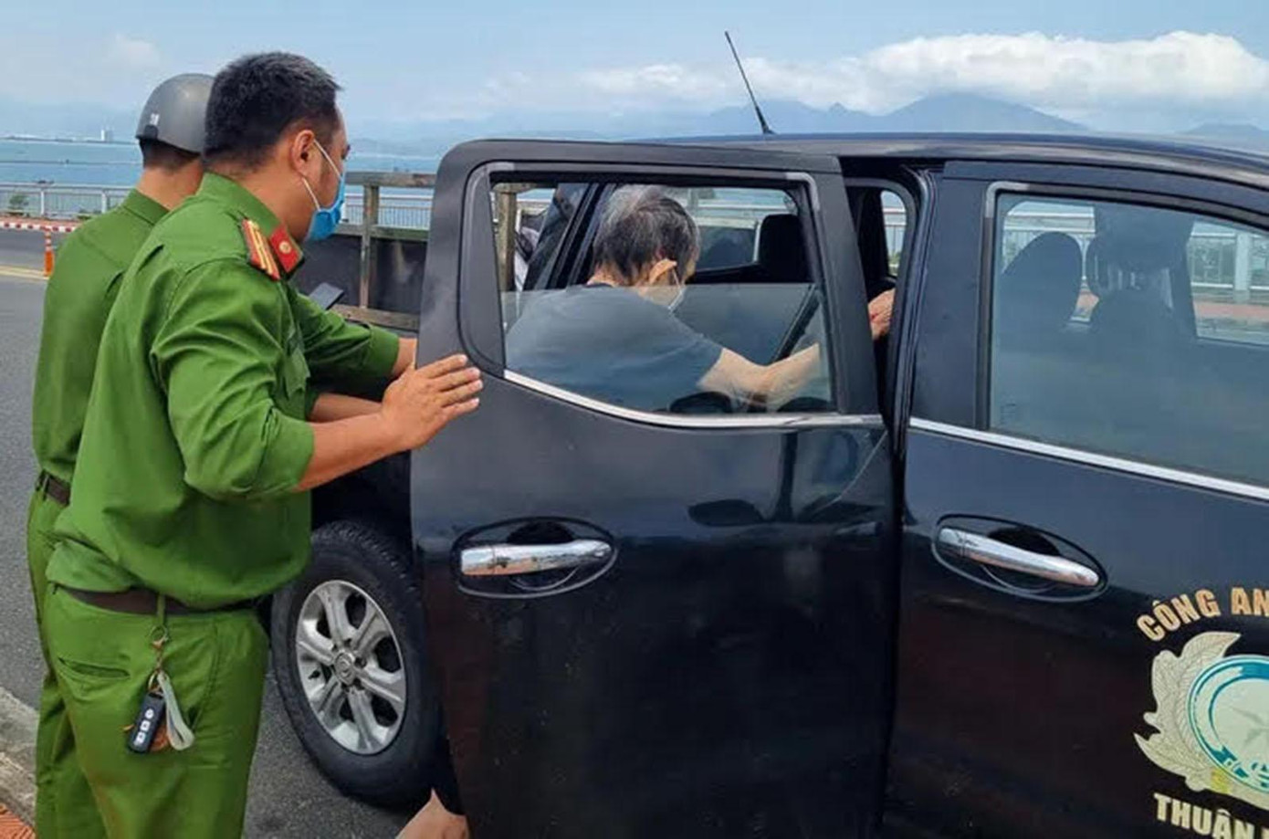 Cụ ông 86 tuổi lên xe công an để về nhà