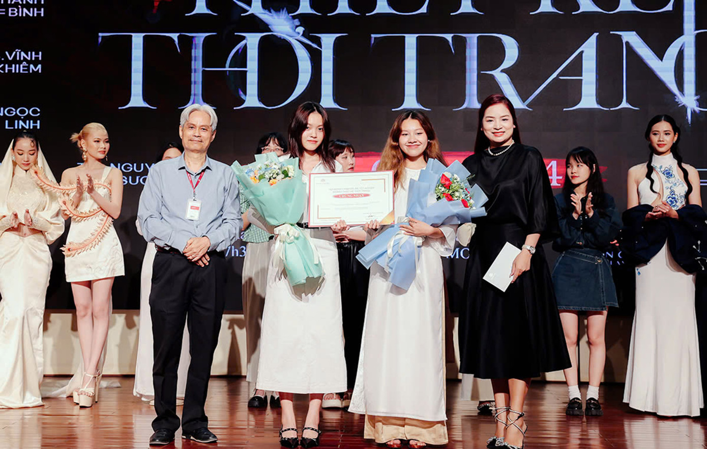 Nguyễn Phương Linh (ôm hoa bên phải) trong buổi trình diễnĐồ án Tốt nghiệp Thiết kế Thời trang tại ĐH Duy Tân