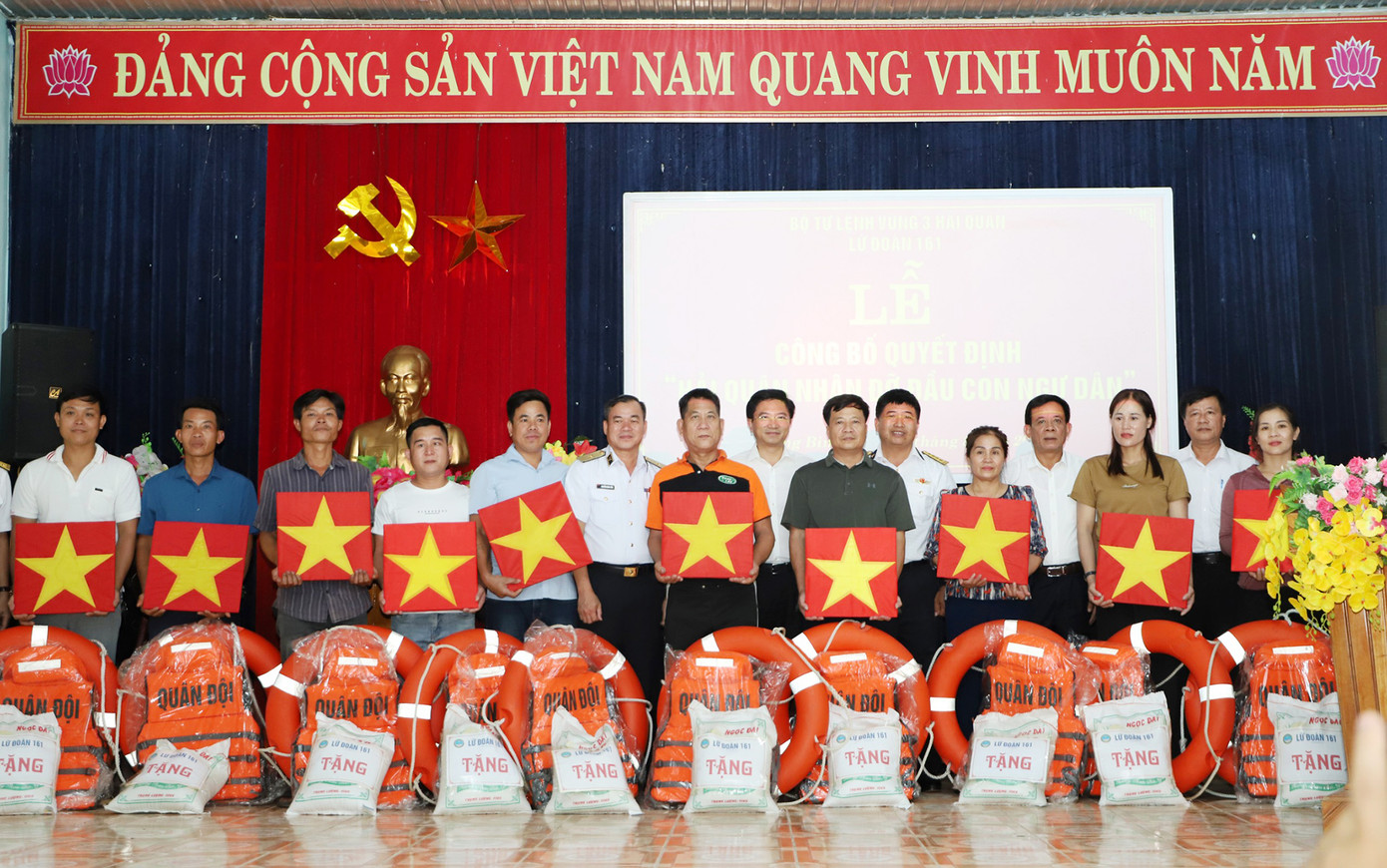 Lãnh đạo chỉ huy đơn vị cùng lãnh đạo chính quyền địa phương, các doanh nghiệp trao quà các ngư dân có hoàn cảnh khó khăn. (Ảnh: Hoàng Diệu) Lãnh đạo chỉ huy đơn vị cùng lãnh đạo chính quyền địa phương, các doanh nghiệp trao quà các ngư dân có hoàn cảnh khó khăn. (Ảnh: Hoàng Diệu)