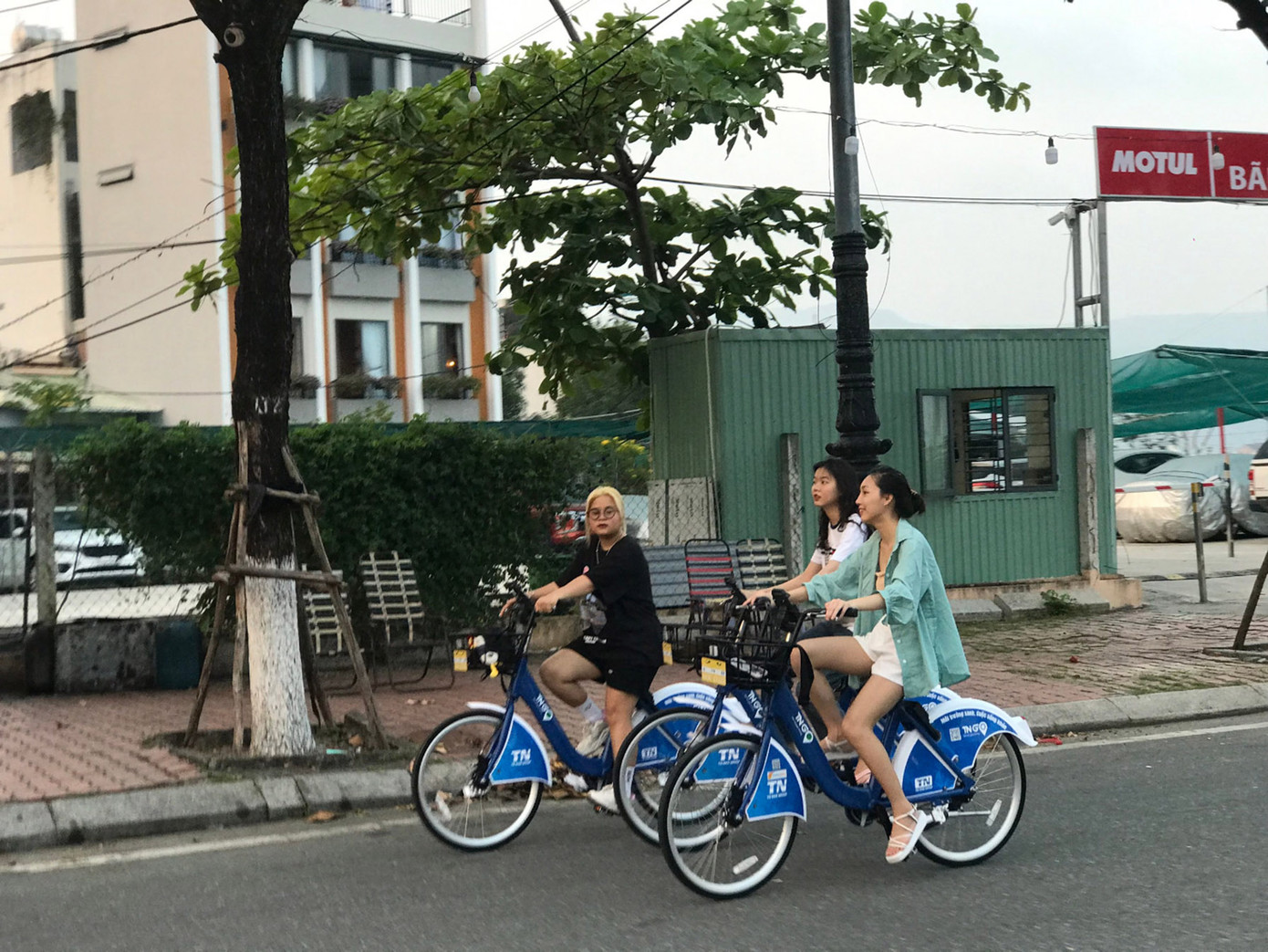 Sau giờ học trên trường, các bạn sinh viên rủ nhau đạp xe.