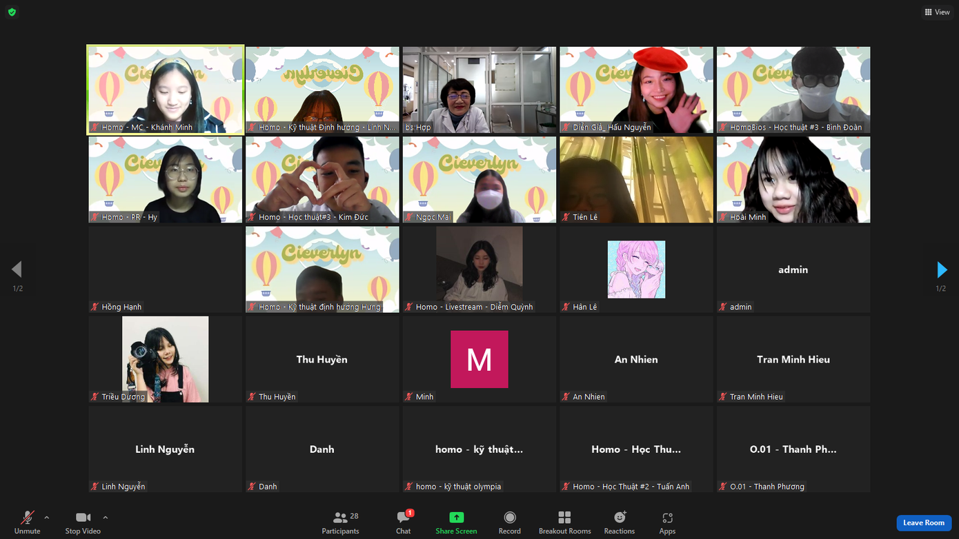 Nhiều bạn trẻ háo hức tham gia hội chợ khoa học Cieverlyn - Ảnh NVCC