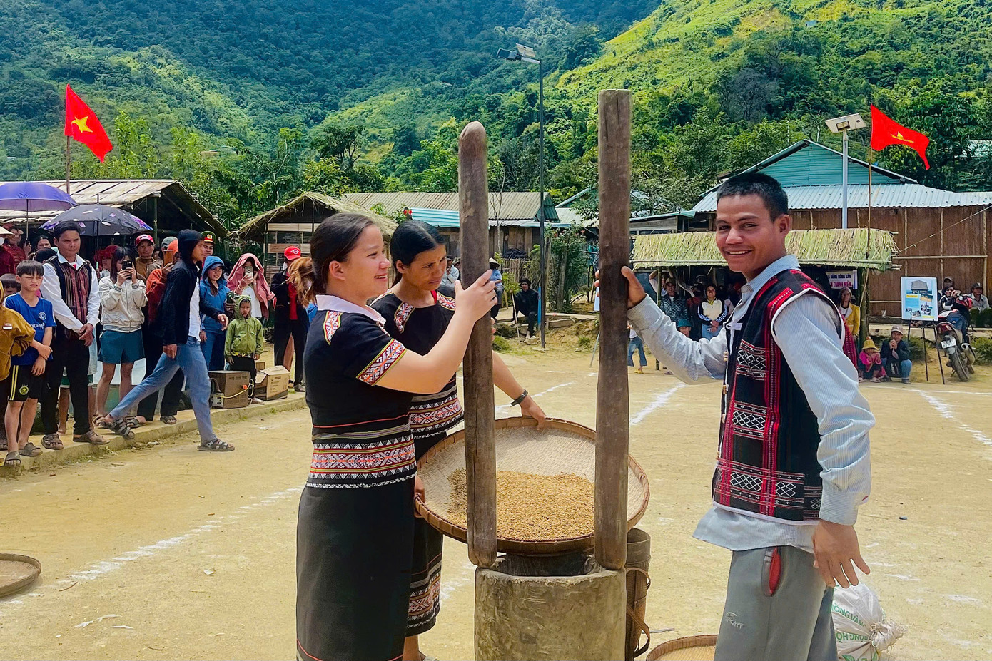 Hoạt động giã gạo nhộn nhịp và thuần thục là nét đẹp truyền thống của bà con vẫn còn được gìn giữ từ xưa đến nay.