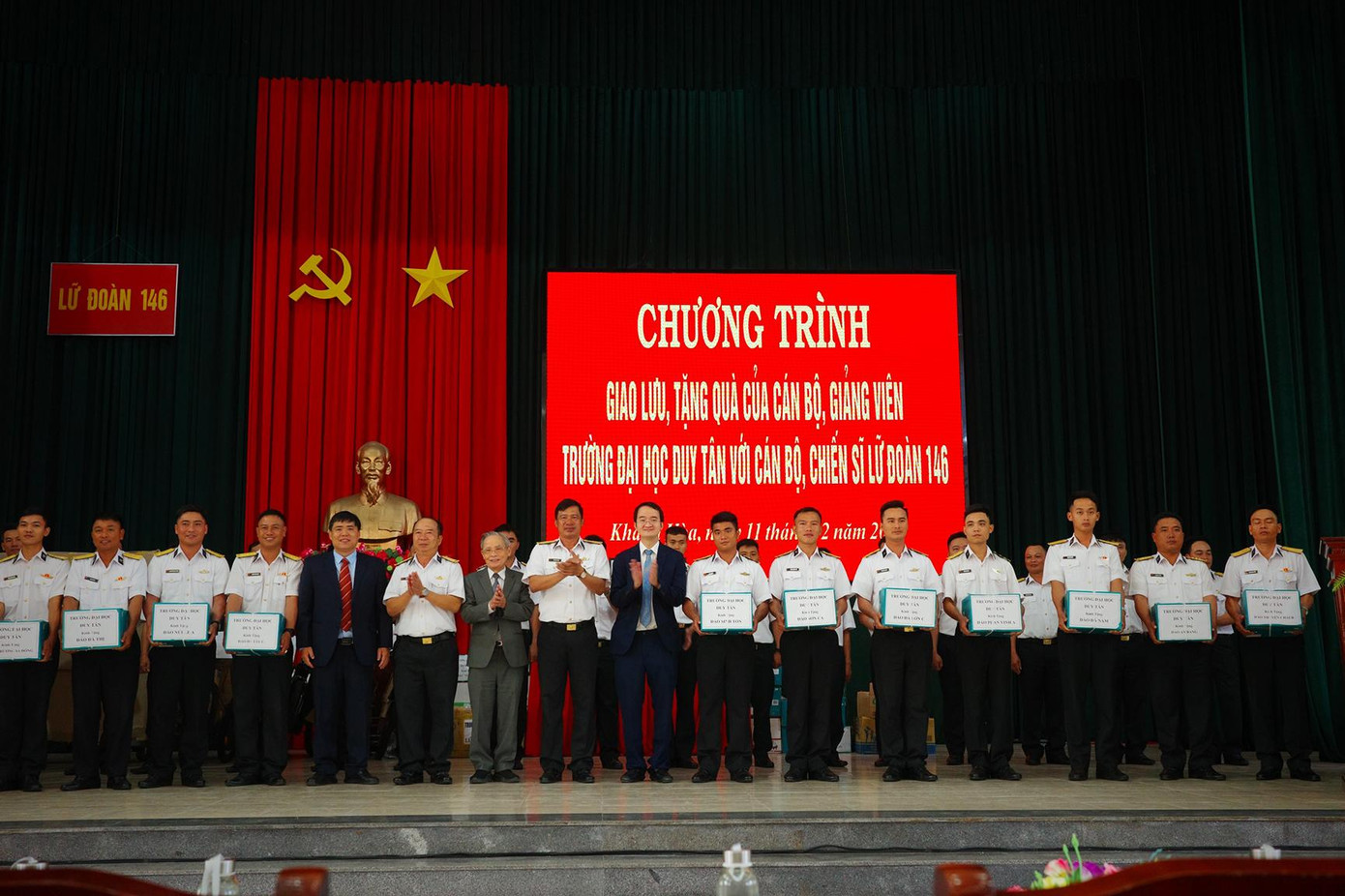 Lãnh đạo trường ĐH Duy Tân trao quà cho đại diện các điểm đảo trên quần đảo Trường Sa Lãnh đạo trường ĐH Duy Tân trao quà cho đại diện các điểm đảo trên quần đảo Trường Sa