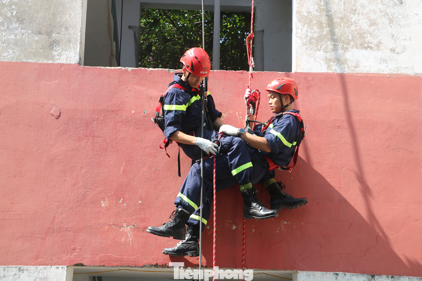 Thượng úy Võ Thuận (trái) và Trung úy Thanh Trọng (phải) đang thực hiện cứu người bị nạn ở trên cao. Ảnh: Trung Trương