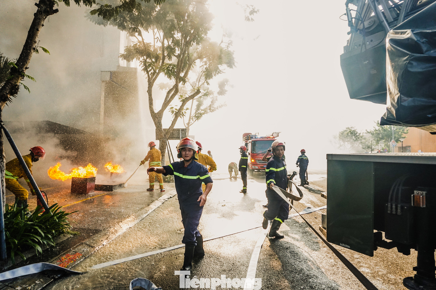 Mỗi buổi tập luyện, mỗi giọt mồ hôi đổ xuống trong huấn luyện đều là sự chuẩn bị cho khoảnh khắc quyết định khi đối mặt với hiểm nguy thật sự. Đầu tư vào huấn luyện PCCC&amp;CNCH không chỉ là đầu tư cho trang thiết bị hiện đại, mà quan trọng hơn, là đầu tư vào năng lực và sự sẵn sàng của con người - yếu tố then chốt quyết định sự thành công của mỗi cuộc giải cứu. Ảnh: Trung Trương