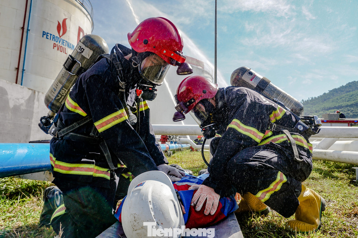 Quá trình huấn luyện từ thao trường đến khả năng ứng phó hiệu quả tại hiện trường sinh tử chính là con đường duy nhất để xây dựng nên những người lính PCCC&amp;CNCH chuyên nghiệp, chính quy, tinh nhuệ. Ảnh: Trung Trương