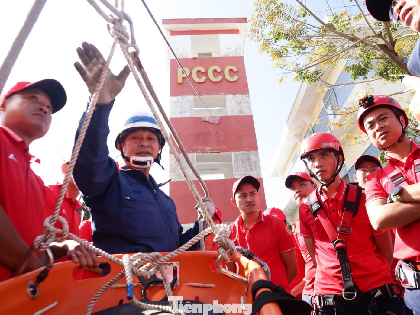 Ông Toru Nagasawa - chuyên gia PCCC&amp;CNCH, Cố vấn trưởng, Cơ quan Hợp tác quốc tế Nhật Bản trao đổi kinh nghiệm với chiến sĩ chữa cháy và CNCH Công an thành phố Đà Nẵng. Ảnh: Trung Trương