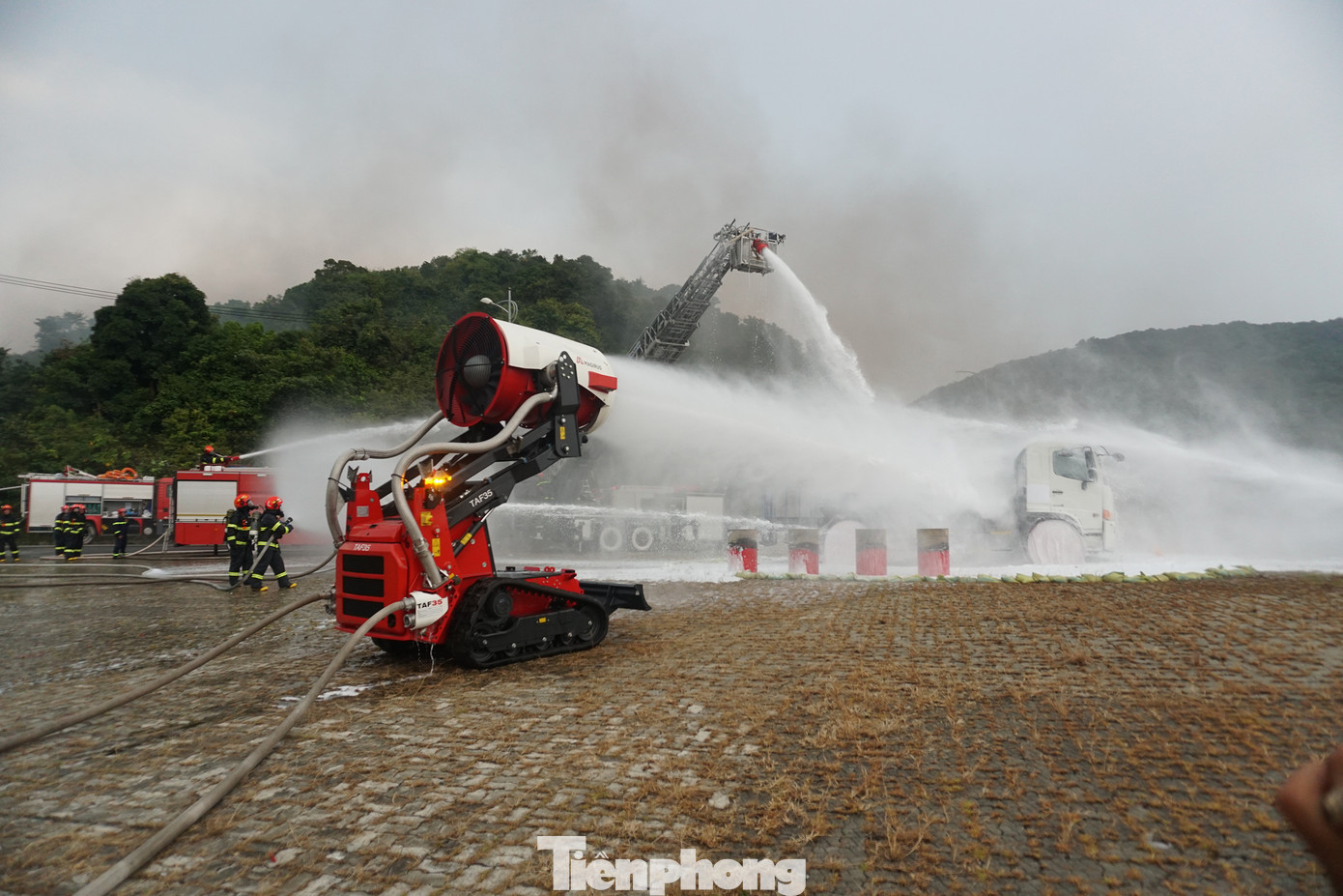 Mỗi buổi tập luyện, mỗi giọt mồ hôi đổ xuống trong huấn luyện đều là sự chuẩn bị cho khoảnh khắc quyết định khi đối mặt với hiểm nguy thật sự. Đầu tư vào huấn luyện PCCC&amp;CNCH không chỉ là đầu tư cho trang thiết bị hiện đại, mà quan trọng hơn, là đầu tư vào năng lực và sự sẵn sàng của con người - yếu tố then chốt quyết định sự thành công của mỗi cuộc giải cứu. Ảnh: Trung Trương