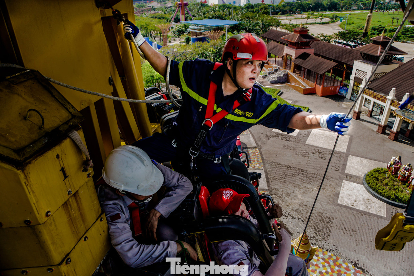 Thượng úy Nguyễn Thanh Thái đang thực hiện tình huống giả định cứu người ở độ cao 30m. Ảnh: Trương Trung