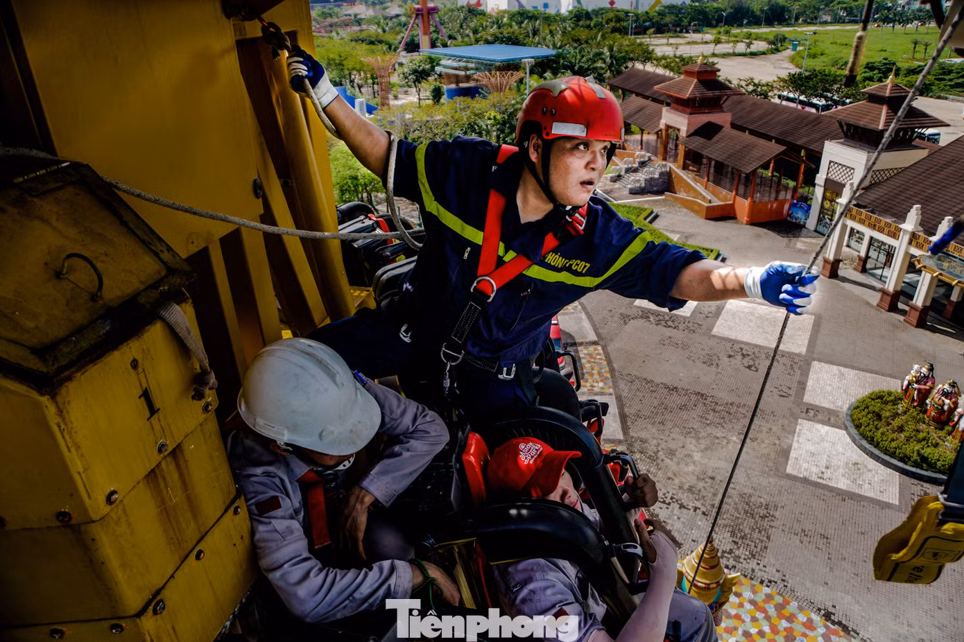 Thượng úy Nguyễn Thanh Thái đang thực hiện tình huống giả định cứu người ở độ cao 30m. Ảnh: Trương Trung