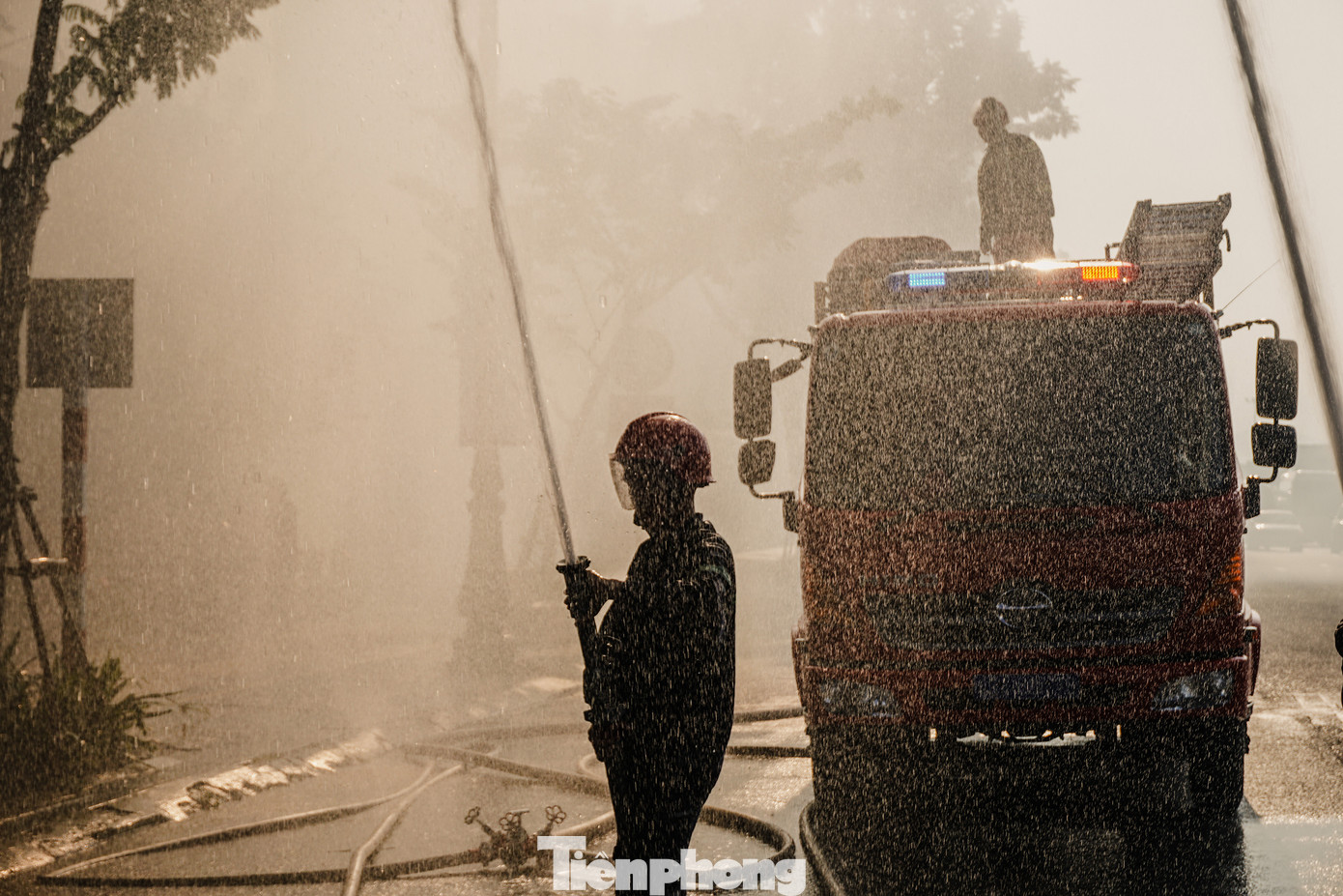 Mỗi buổi tập luyện, mỗi giọt mồ hôi đổ xuống trong huấn luyện đều là sự chuẩn bị cho khoảnh khắc quyết định khi đối mặt với hiểm nguy thật sự. Đầu tư vào huấn luyện PCCC&amp;CNCH không chỉ là đầu tư cho trang thiết bị hiện đại, mà quan trọng hơn, là đầu tư vào năng lực và sự sẵn sàng của con người - yếu tố then chốt quyết định sự thành công của mỗi cuộc giải cứu. Ảnh: Trung Trương