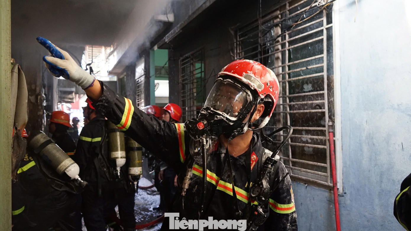 Thiếu tá Nguyễn Huy Linh là người luôn tiên phong trong công tác huấn luyện và chiến đấu. “Chúng tôi luôn nghiên cứu đổi mới nội dung, phương pháp, biện pháp huấn luyện; tăng cường và nâng cao hơn nữa trình độ kỹ, chiến thuật chữa cháy, khả năng phối hợp tác chiến và sử dụng thành thạo các phương tiện, dụng cụ chữa cháy và cứu nạn; ưu tiên thời gian huấn luyện chiến thuật đối với tình huống cháy lớn, phức tạp ở các loại địa hình; đảm bảo an toàn cho CBCS...”, Thiếu tá Nguyễn Huy Linh cho biết. Ảnh: Trung Trương