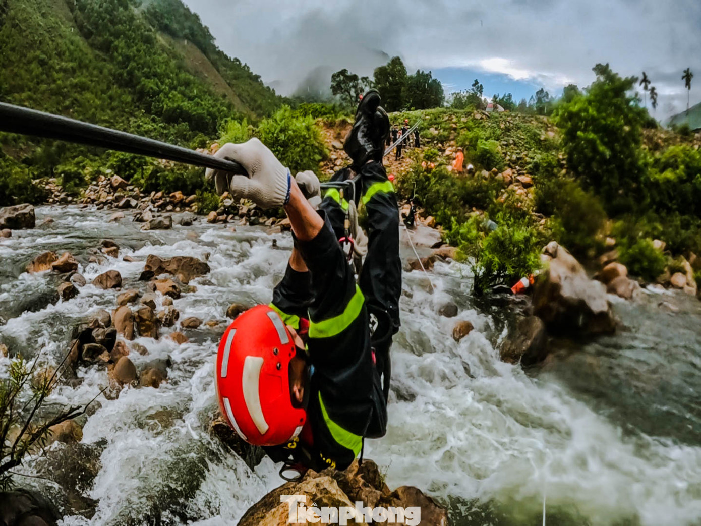 Từ những đống đổ nát giả định, các khu vực bị ngập nước, không gian hạn chế, độ cao cheo leo, cho đến các mô hình phương tiện bị biến dạng sau tai nạn... tất cả đều nhằm mục đích trang bị cho người lính cứu nạn những kỹ năng cốt lõi và xây dựng tâm lý vững vàng. Ảnh: Trung Trương
