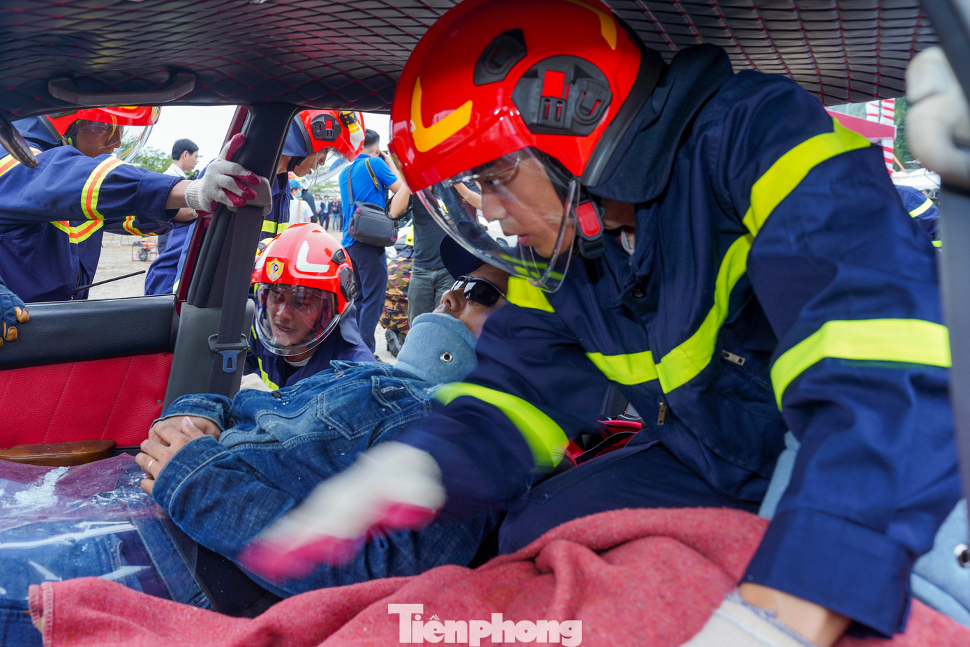 Một trong những cuộc diễn tập phương án chữa cháy, cứu nạn, cứu hộ với sự tham gia của lực lượng PCCC&amp;CNCH ba nước Việt Nam, Lào, Campuchia tại bán đảo Sơn Trà, Đà Nẵng. Là dịp để lực lượng Cảnh sát phòng cháy, chữa cháy và cứu nạn, cứu hộ ba nước trao đổi kinh nghiệm, học hỏi lẫn nhau, nâng cao chiến thuật, kỹ thuật và năng lực chiến đấu trong xử lý các tình huống cháy, nổ, sự cố, tai nạn. Ảnh: Huy Linh cung cấp