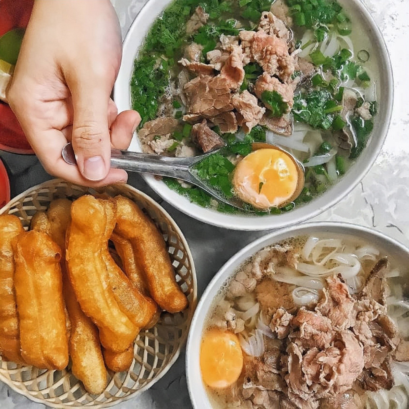Phở Hà Nội ăn kèm quẩy và trứng trần.