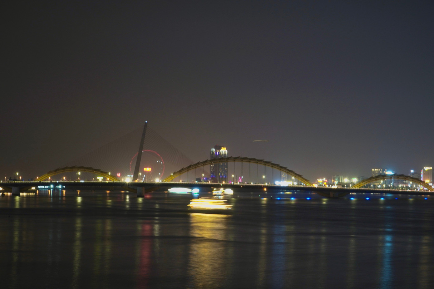 Tất cả những cây cầu bắc qua sông Hàn đều tắt điện chiếu sáng, trang trí. Ảnh: Kiều Trang