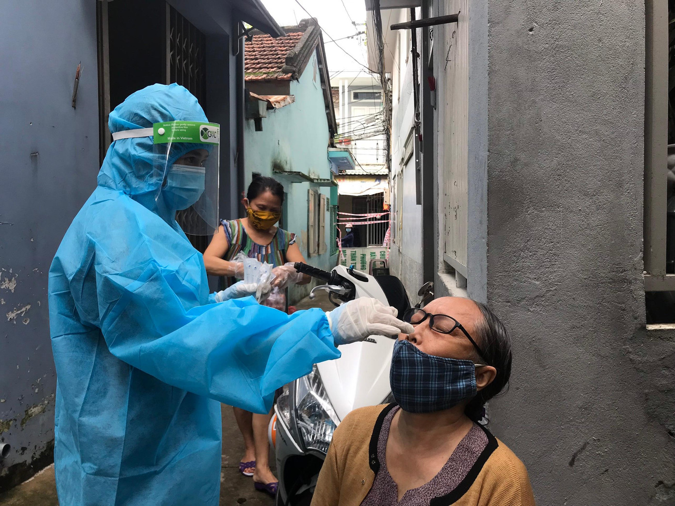 Sáng nay 9/10, người dân nơi đây được lấy mẫu xét nghiệm thêm một lần nữa- ảnh Th.L