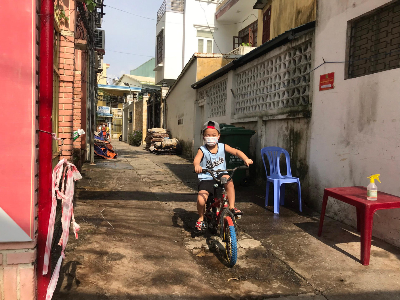 Những đứa trẻ đầu tiên hào hứng từ nhà đạp xe ra đường sau hơn 2 tháng "ai ở đâu ở đó" - ảnh Th.L