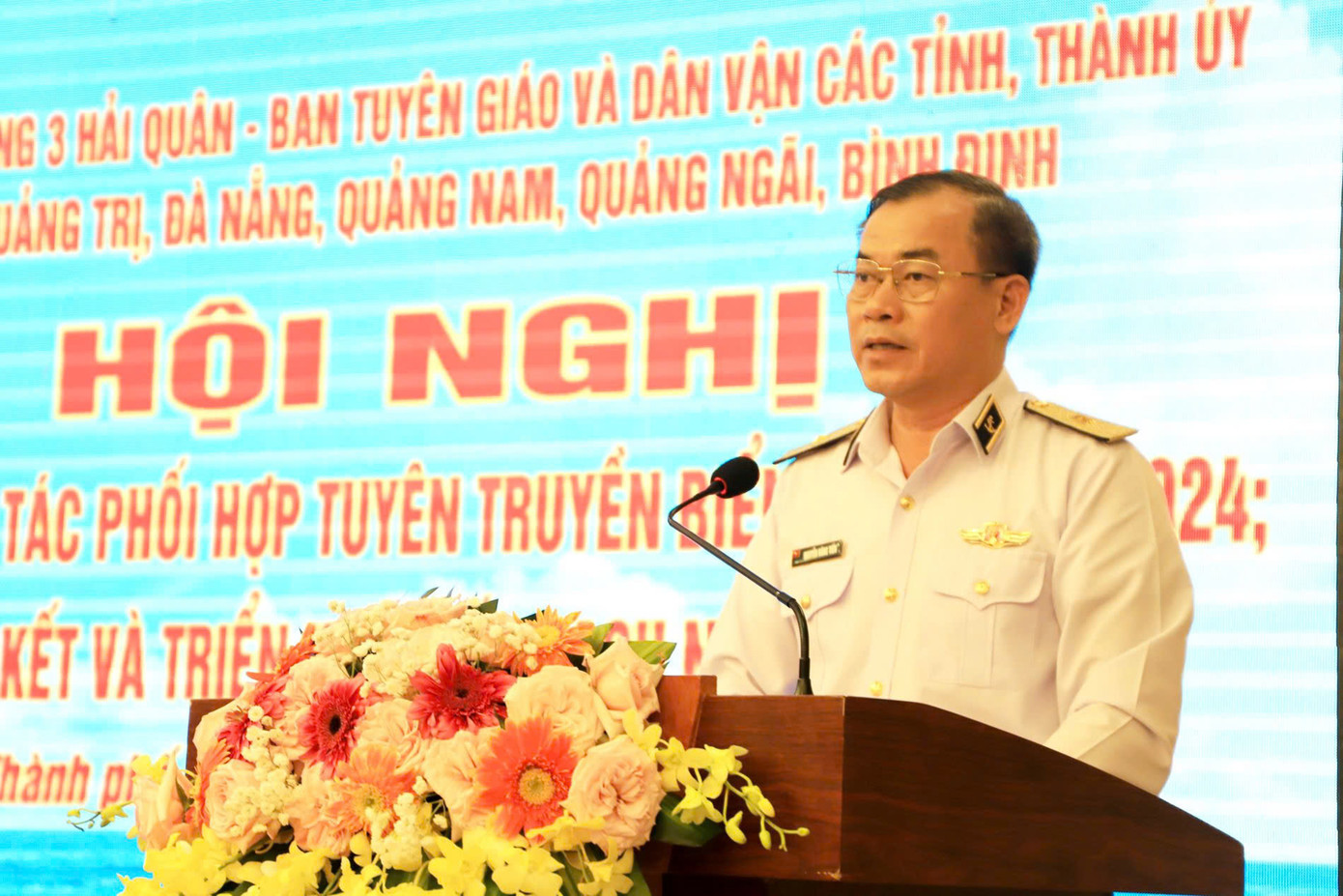 Chuẩn Đô đốc Nguyễn Đăng Tiến - Chính ủy Vùng 3 Hải quân, phát biểu kết luận hội nghị. Ảnh: Hoàng Diệu