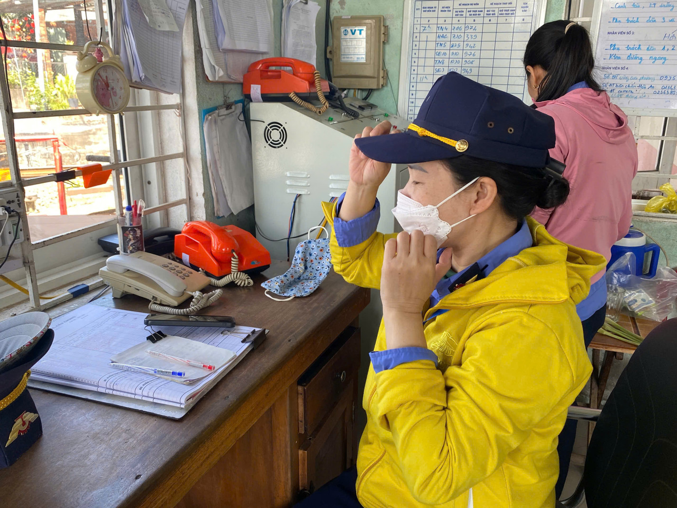 Sau 5 năm chuyển công tác về trạm gác tàu trên đường Hoàng Thị Loan, bà Trương Thị Hới vẫn luôn tận tụy với công việc. Sau 5 năm chuyển công tác về trạm gác tàu trên đường Hoàng Thị Loan, bà Trương Thị Hới vẫn luôn tận tụy với công việc.