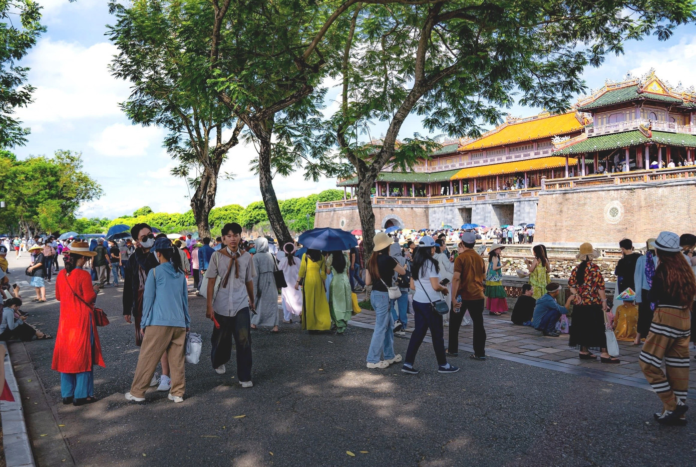 Dòng người đổ về trước Ngọ môn để vào tham quan Đại nội Huế dịp nghỉ lễ Quốc khánh 2/9 năm nay.