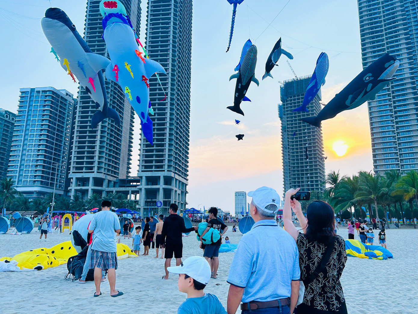 Anh Nguyễn Thành Trung (người dân TP. Đà Nẵng) cho biết: “Tuy là người Đà Nẵng và đến biển rất nhiều lần, nhưng hôm nay lần đầu được xem buổi trình diễn diều. Cảm thấy rất ấn tượng bởi kích thước diều lớn, đa dạng màu sắc và hình dáng những sinh vật dưới biển”. Ảnh: Thanh Ái. Anh Nguyễn Thành Trung (người dân TP. Đà Nẵng) cho biết: “Tuy là người Đà Nẵng và đến biển rất nhiều lần, nhưng hôm nay lần đầu được xem buổi trình diễn diều. Cảm thấy rất ấn tượng bởi kích thước diều lớn, đa dạng màu sắc và hình dáng những sinh vật dưới biển”. Ảnh: Thanh Ái.