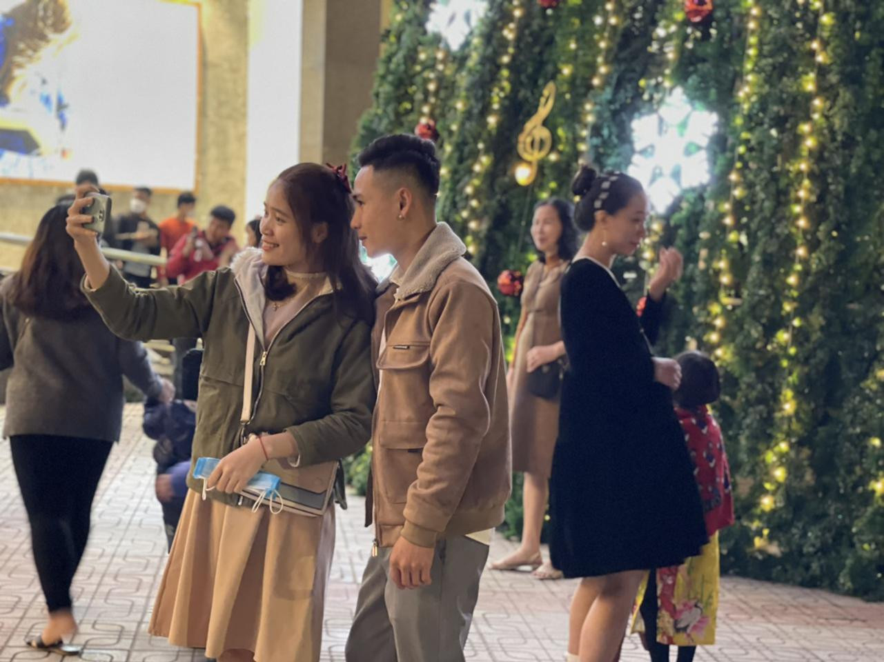 Các bạn trẻ bớt mua sắm mà chủ yếu chụp ảnh giữ lại kỷ niệm - ảnh HT