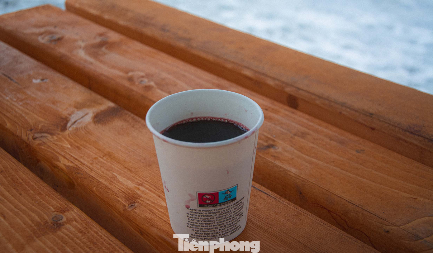 Tôi đã uống thử món rượu nóng truyền thống Giáng sinh ‘vin fiert’ của người Romania. Về cơ bản nó có vị giống rượu vang đỏ nhưng được đun nóng lên. Loại rượu này còn có thể uống kèm với mật ong, táo, vỏ cam và nhiều thứ khác nhưng do tửu lượng có hạn nên tôi chỉ có thể uống một ly mà thôi. Ảnh: Kinh Quốc.