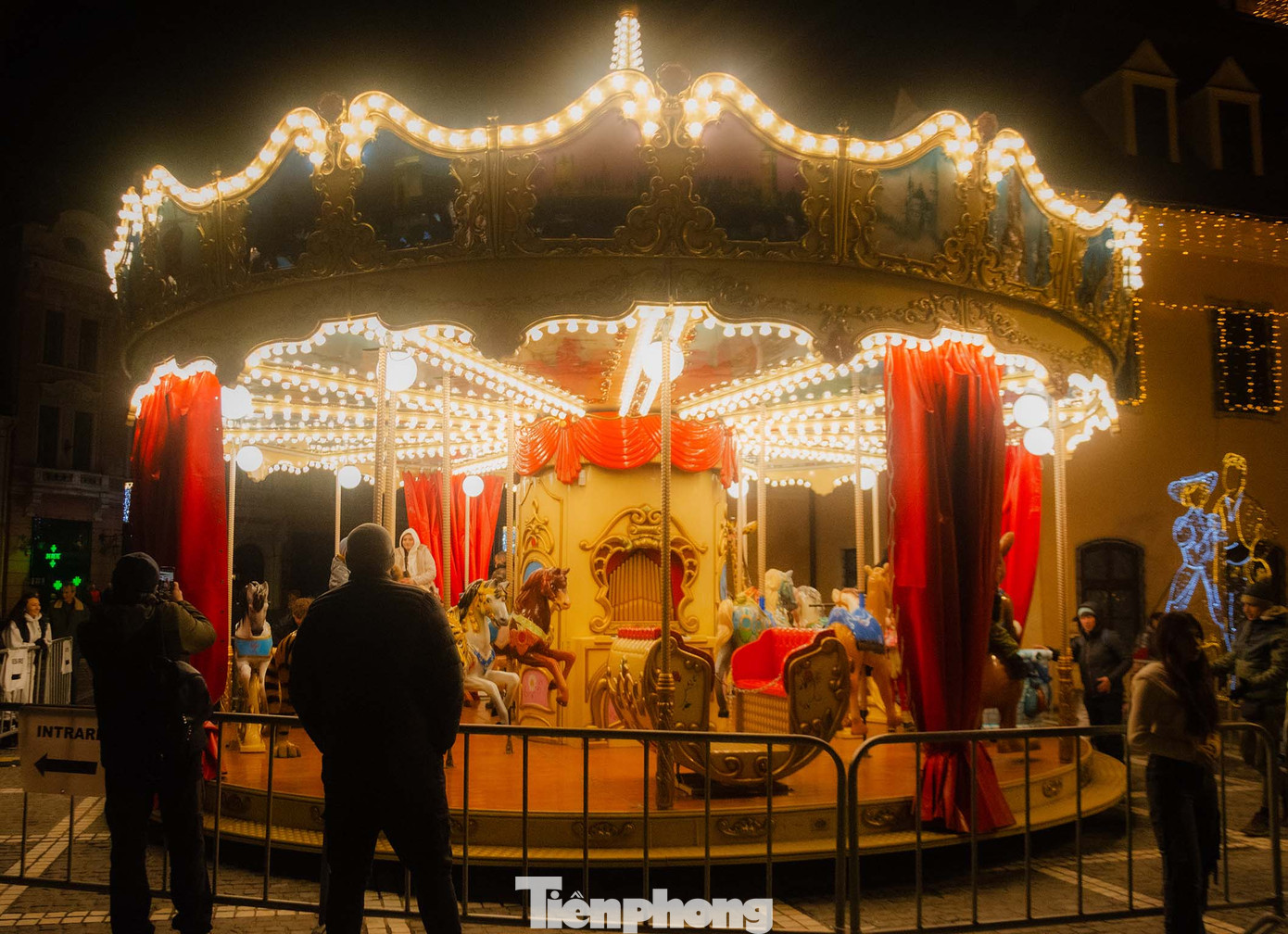 Trẻ em có thể chơi vòng quay ngựa gỗ đầy màu sắc được lắp đặt tại quảng trường trung tâm. Ảnh: Kinh Quốc.