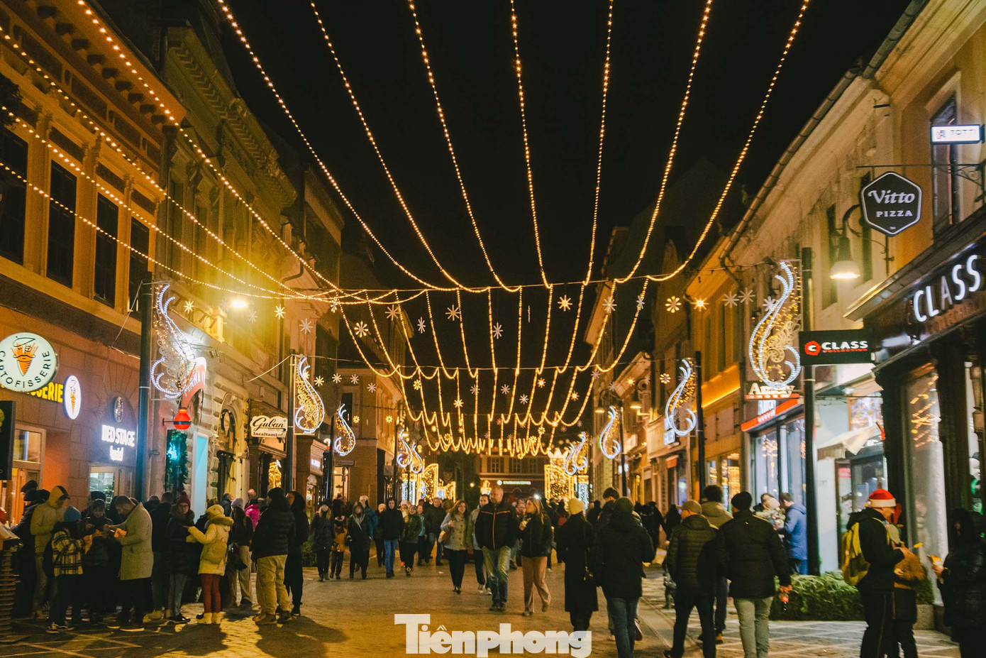 Những đoạn đường Phố Cổ long lanh ánh đèn ấm áp tràn ngập người dân và du khách đang rộn ràng đi chơi lễ Giáng sinh. Ảnh: Kinh Quốc.