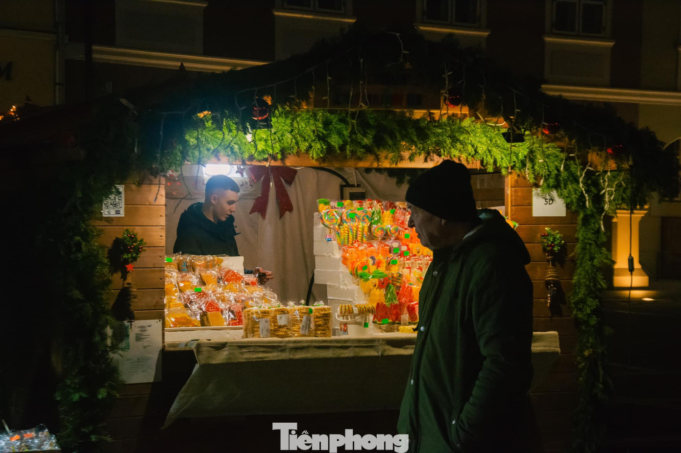 Bánh kẹo mang chủ đề Giáng sinh là một trong những món ăn không thể thiếu tại mùa lễ này. Ngoài những chiếc bánh gừng với đủ hình thù đặc sắc và que kẹo gậy đậm chất Giáng sinh, người dân Romania không thể đón ngày lễ này mà thiếu món bánh mì ngọt truyền thống Cozonac. Ảnh: Kinh Quốc.