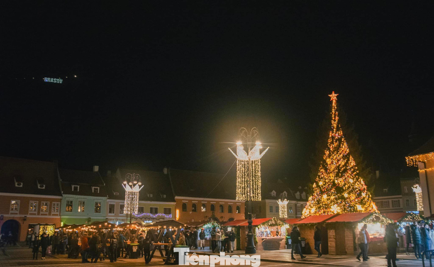 Chợ Giáng sinh được tổ chức ở quảng trường trung tâm. Ảnh: Kinh Quốc.