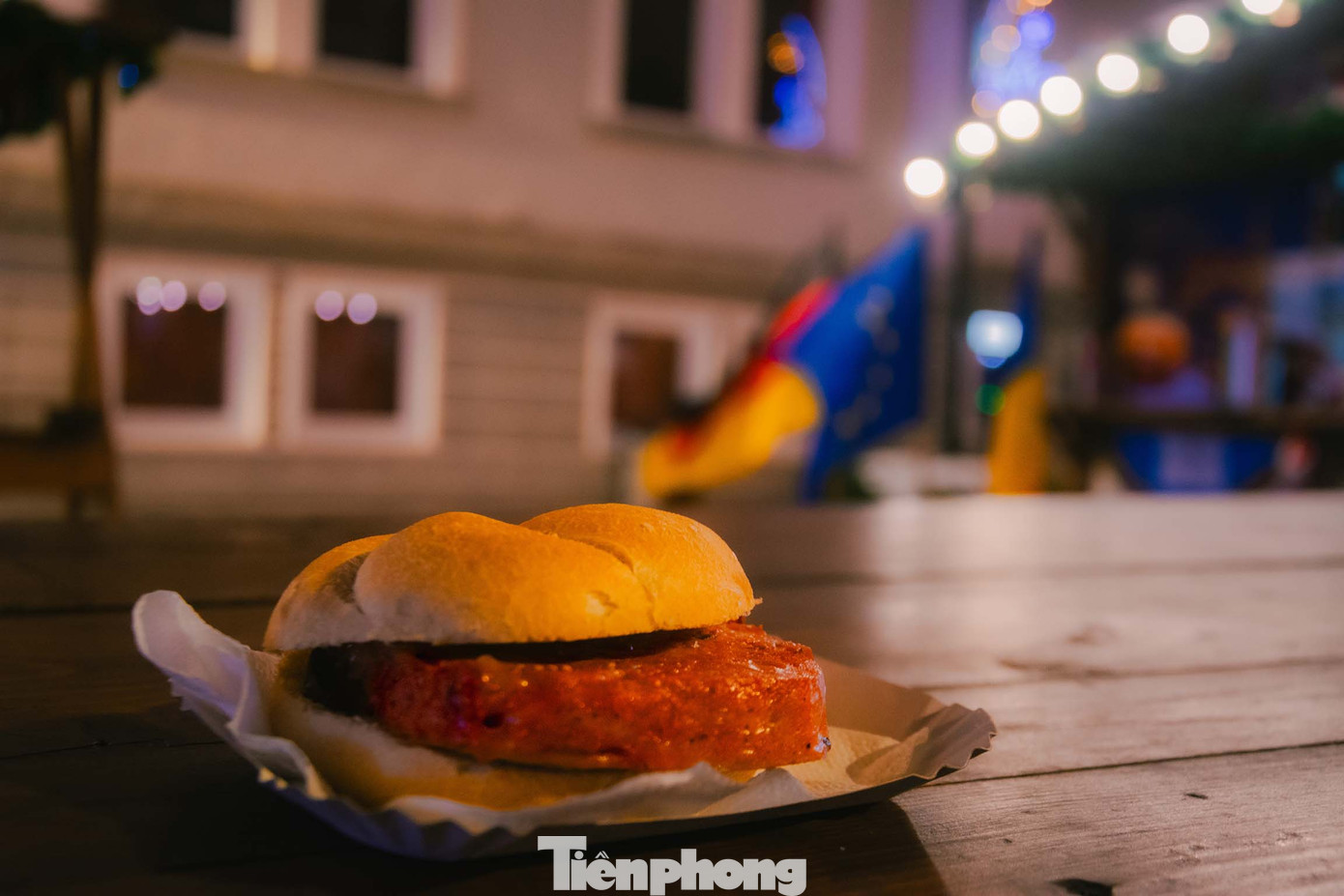 Không chỉ có các sản phẩm của Romania, tại đây còn có một quầy bán các món bánh mỳ kẹp xúc xích Đức. Theo như người bán hàng đã giới thiệu cho tôi, miếng xúc xích này được làm từ thịt, ớt paprika và phô mai. Ảnh: Kinh Quốc.