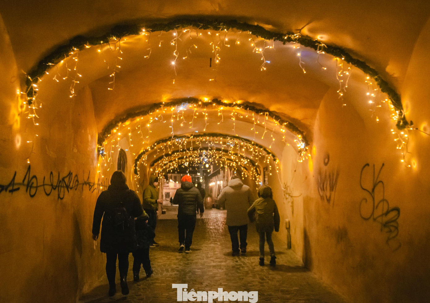 Du khách có thể đi dạo chơi dưới những con đường độc đáo này. Ảnh: Kinh Quốc.