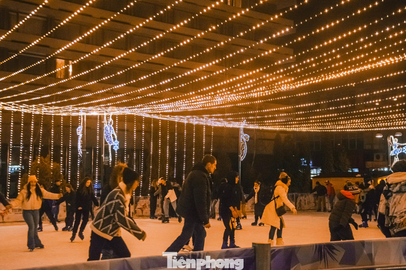 Trượt băng cũng là một hoạt động thú vị để những người thân thương có thể dành thời gian cho nhau. Ảnh: Kinh Quốc.