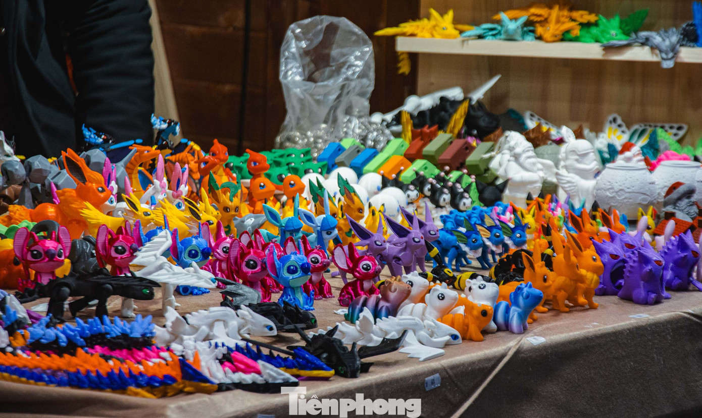 Gian hàng này có phần hiện đại hơn những gian hàng còn lại khi bày bán mô hình in 3D của những nhân vật họa hình nổi tiếng: các loài thú Pokemon, Stitch, hay chú rồng Toothless trong phim Bí kíp Luyện Rồng. Ảnh: Kinh Quốc.