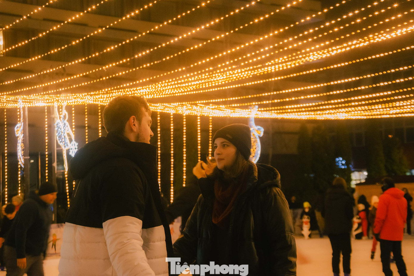 Một đôi bạn trẻ tình tự trên sân băng. Ảnh: Kinh Quốc.