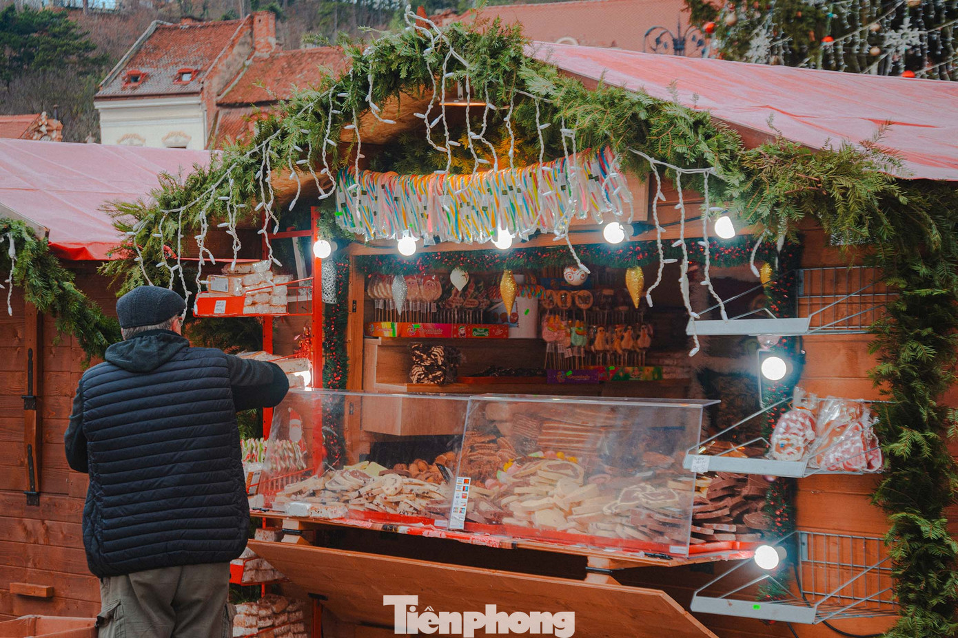 Bánh kẹo mang chủ đề Giáng sinh là một trong những món ăn không thể thiếu tại mùa lễ này. Ngoài những chiếc bánh gừng với đủ hình thù đặc sắc và que kẹo gậy đậm chất Giáng sinh, người dân Romania không thể đón ngày lễ này mà thiếu món bánh mì ngọt truyền thống Cozonac. Ảnh: Kinh Quốc.